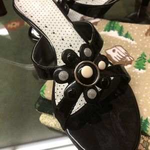 Kitten heel Sandals with flower design
